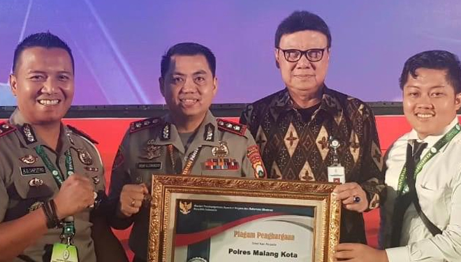 Kapolres Malang Kota AKBP Dony Alexander menerima penghargaan dari Menteri PAN-RB RI Tjahjo Kumolo di Jakarta. (Foto: Humas Polres Malang Kota)