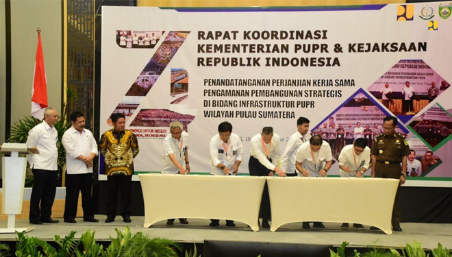 Kementerian PUPR RI bekerja sama dengan Kejaksaan RI menggelar Rakor Pengamanan Pembangunan Strategis Bidang Infrastruktur PUPR untuk wilayah Pulau Sumatera di Palembang, Selasa (19/11/2019). (FOTO: Biro Komunikasi Publik Kementerian PUPR RI)
