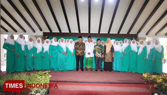 Bupati Malang, Drs HM Sanusi MM berfoto bersama, para pengurus PC Fatayat NU Kabupaten Malang periode (2019-2024) (foto : Tria / TIMES Indonesia)
