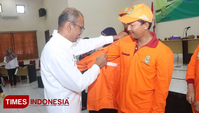 Sekda Bantul, Drs Helmi Jamharis secara simbolis menyerahkan pakaian kerja lapangan bagi tenaga kebersihan. (FOTO: Dok. Helmi Jamharis/TIMES Indonesia)