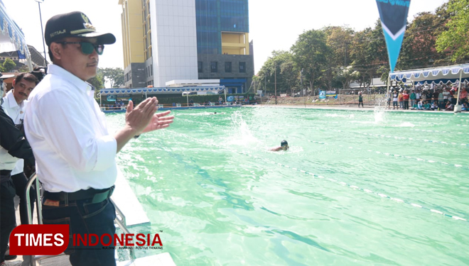 Wali Kota Malang Sutiaji saat memberikan semangat kepada atlet renang yang sedang mengikuti kejuaraan. (Foto: Humas Pemkot Malang for TIMES Indonesia)