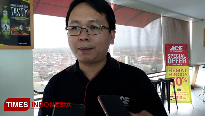 Area Manager Jawa Timur PT Ace Hardware Indonesia Tjia Henryson saat diwawancarai terkait dampak lesunya bisnis properti di kalangan milenial, Rabu (20/11/2019). (Foto: Dody Bayu Prasetyo/TIMES Indonesia)