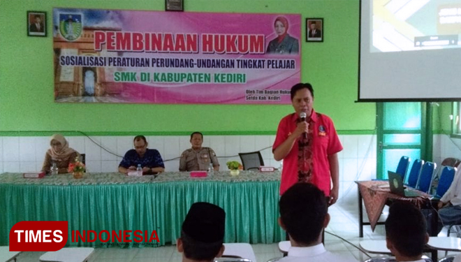 kasi P2M BNN Kabupaten Kediri sosialisasikan UU Narkotika di SMK Ar-Rahman papar. (FOTO: AJP/TIMES Indonesia)
