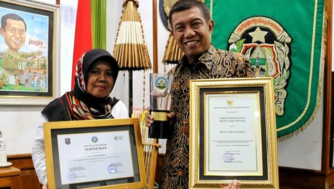 Wali Kota Yogyakarta, Haryadi Suyuti ketika memperlihatkan sertifikat penghargaan sebagai Kota Sehat Award dari Kemendagri RI. (FOTO: Istimewa/TIMES Indonesia)