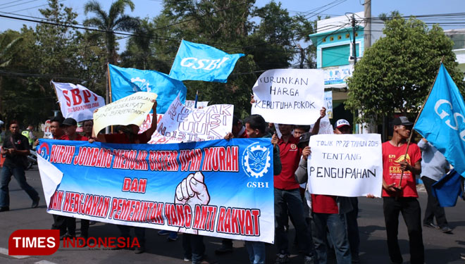 Suasana saat puluhan warga Jombang melakukan demo di depan kantor Dinas Nakertrans. (FOTO: Moh Ramli/TIMES Indonesia)
