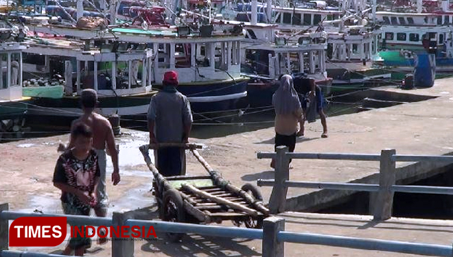 Tampak sejumlah nelayan di Paiton, Kabupaten Probolinggo, tak bisa melaut karena kehabisan bahan bakar solar. (FOTO: Dicko W/TIMES Indonesia)