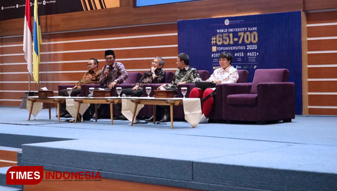  Para tokoh berdiskusi dalam Kajian Titik Temu di Aula Garuda Mukti Kampus C Unair, Rabu (20/11/2019). (Foto : Lely Yuana/TIMES Indonesia)