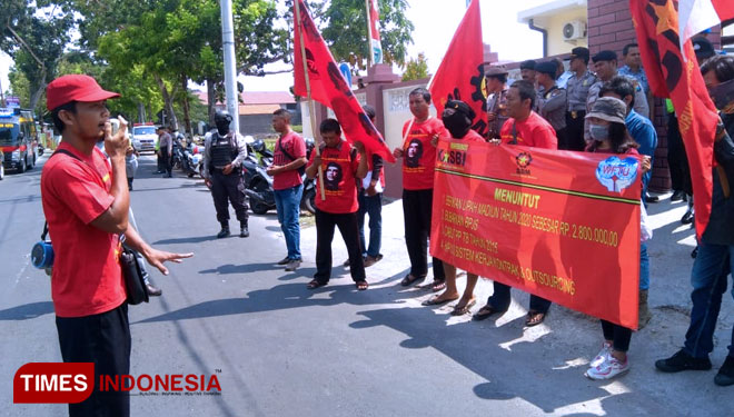 SBM-KASBI Madiun menggelar unjuk rasa di gedung DPRD Kota Madiun dan Balaikota Madiun. (Foto: Ito Wahyu U/TIMES Indonesia)