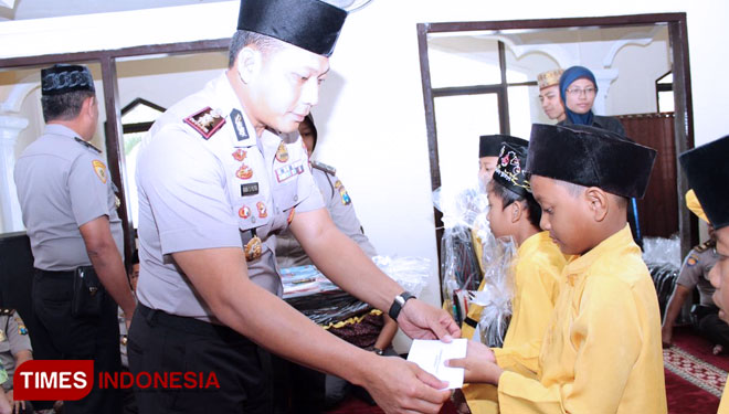 Kapolres Bangkalan, AKBP Rama Samtama Putra memberikan santunan kepada anak yatim dalam rangka memperingati Maulid Nabi Muhammmad SAW. (FOTO: Doni Heriyanto/TIMES Indonesia)