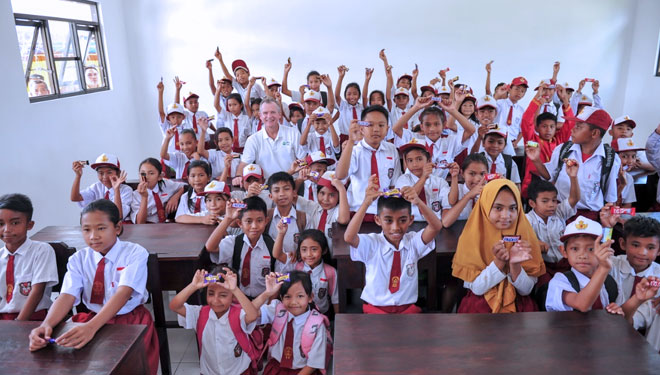 Gerard A. Manley berpose bersama siswa siswi SDN INPRES Desa Lawua, Sulawesi Tengah. (FOTO: Olam Cocoa for TIMES Indonesia)