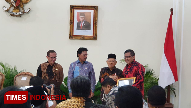Wapres KH Ma'ruf Amin melakukan serah terima piagam penghargaan Keterbukaan Informasi Publik Tahun 2019 kepada Sekjen PDI Perjuangan di Jakarta. (FOTO: PDI Perjuangan for TIMES Indonesia).