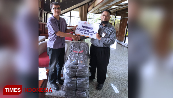 Manajer Operasional BMH Jatim gerai Malang, Sony Abdul Karim (kanan) menerima paket perlengkapan sekolah program CSR PT Semen Indonesia (Persero) Tbk. (FOTO: AJP/TIMES Indonesia)