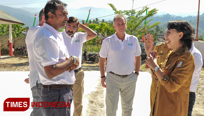 Gerard A. Manley The Managing Director and CEO of Olam Cocoa visiting to local Health Center of Central Sulawesi. (Picture by: Olam Cocoa for TIMES Indonesia)