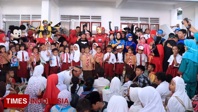 Wakil Wali Kota Pasuruan, Raharto Teno Prasetyo, S.T., berkostum Iron Man dalam kunjungannya di Madrasah Diniyah Al-Islamiyah, Senin (11/11). (FOTO: AJP TIMES Indonesia)