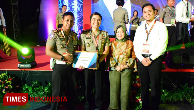 Kapolres Pasuruan didampingi Kasatlantas menerima penghargaan di Jakarta. (FOTO: AJP/TIMES Indonesia)