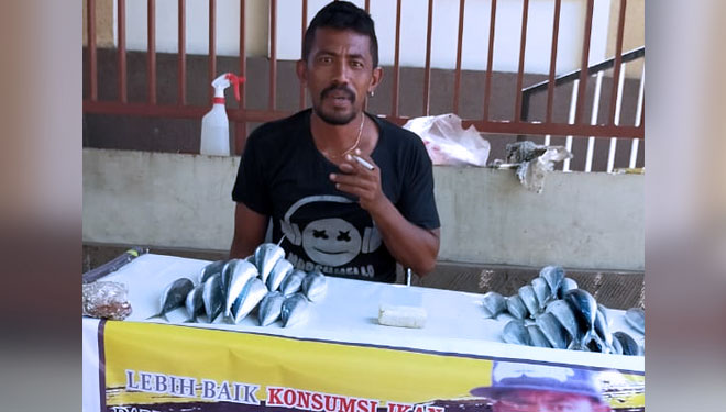 Rolan Ludji, penjual ikan kreatif di Kota Kupang. (Foto: Dok. Pribadi) 