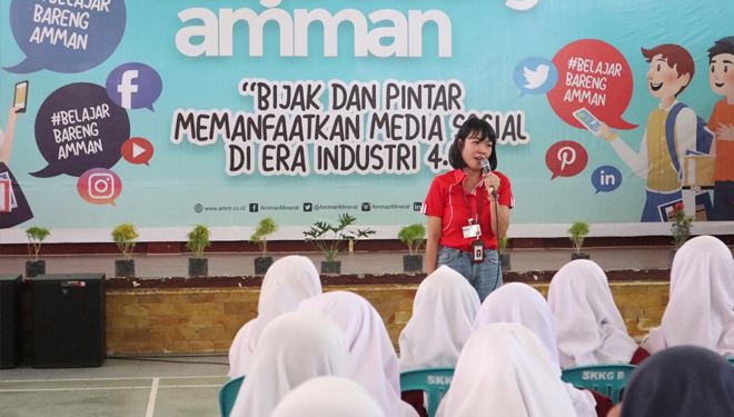 Telkomsel bekerjasama dengan perusahaan air minum Nusa Tenggara Timur (NTT), Amman Mineral menggelar pelatihan literasi digital bertajuk 'Bijak dan Pintar Memanfaatkan Media Sosial di Era Industri 4.0'.(foto: Telkomsel Bali Nusra)