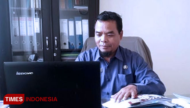 Kabid Hubungan Industrial Dinas Penanaman Modal, PTSP, dan Tenaga Kerja Tuban, Wadiono, Kamis, (21/11/2019). (Foto: Achmad Choirudin/TIMES Indonesia)