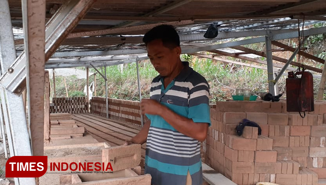 Siwas menunjukkan bata merah hasil produksinya. (Foto: Rojihan/TIMES Indonesia)