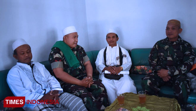 Sowan Mantan Bintal Satgas TMMD ke Rumah Tokoh Agama di Donomulyo. (FOTO: AJP/TIMES Indonesia)