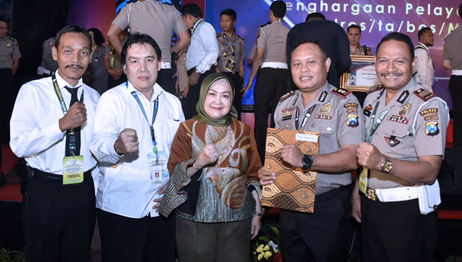 Kapolres pasuruan kota AKBP Agus Sudaryatno didampingi kasatlantas AKP Achmadi dan Kasatintel AKP Bambang S, menerima penghargaan. (FOTO: Istimewa)