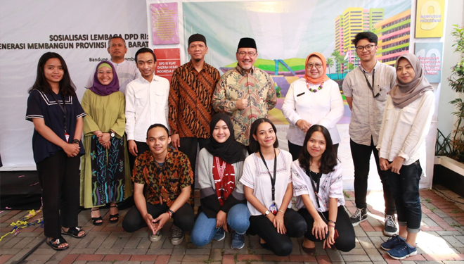 Anggota DPD RI Provinsi Jawa Barat saat berdiskusi dengan Badan Eksekutif Mahasiswa (BEM) dari 11 perguruan tinggi se-Bandung Raya tersebut (foto: Istimewa)