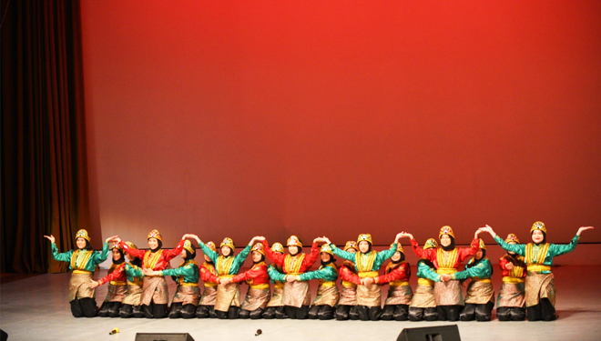 Several students of Kesatuan Bangsa Boarding School Yogyakarta performing the Ratoeh Jaroe dance on the stage. (Picture by: The Ministry of Foreign Affairs)