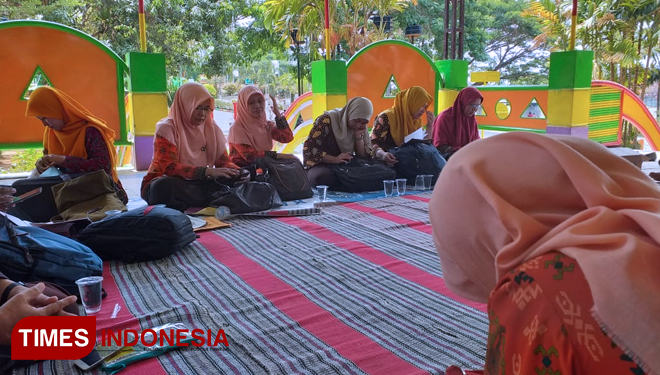 Sejumlah-guru-2.jpg