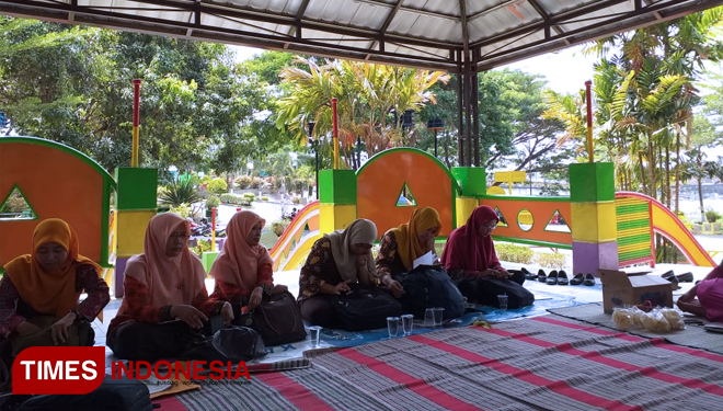 Sejumlah guru dari Gugus 2 memanfaatkan taman untuk rapat. (FOTO: Ito Wahyu U/TIMES Indonesia)