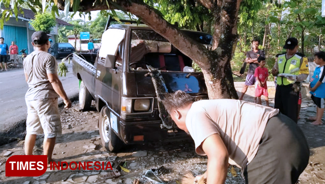 Pikap Mitsubishi L300 Tabrak Pohon, Nyawa Pengemudi Tak Tertolong