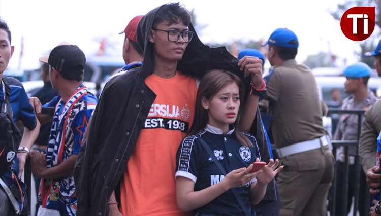 Suporter Aremania dan Jakmania di Stadion Kanjuruhan Kabupaten Malang pada Sabtu (23/11/2019). (FOTO: Tria Adha/TIMES Indonesia)