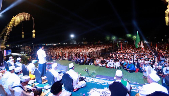 Banyuwangi Bersholawat bersama Syubbanul Muslimin dan Gus Muwafiq di Lapangan Maron, Genteng, Banyuwangi (Foto: Istimewa)