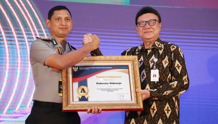 Kapolresta Sidoarjo Kombes Pol. Zain Dwi Nugroho menerima penghargaan pelayanan prima dari Menpan RB.
