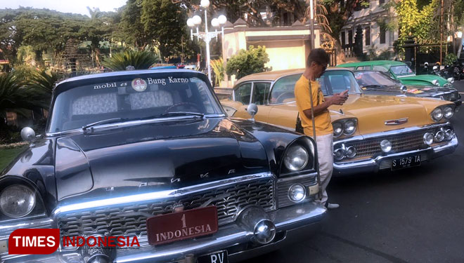 Mobil - mobil Perhimpunan Pecinta Mobil Kuno Indonesia (PPMKI) juga akan touring hingga menembus Kota Batu besok (23/11/2019). (foto : Widya Amalia/TIMES Indonesia)