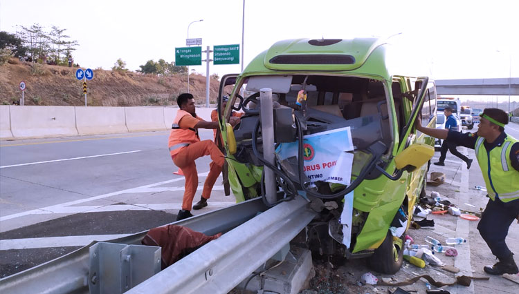 Kecelakaan tunggal menimpa minibus rombongan guru asal Jember, di Tol Paspro, Probolinggo. (FOTO: Istimewa for TIMES Indonesia)