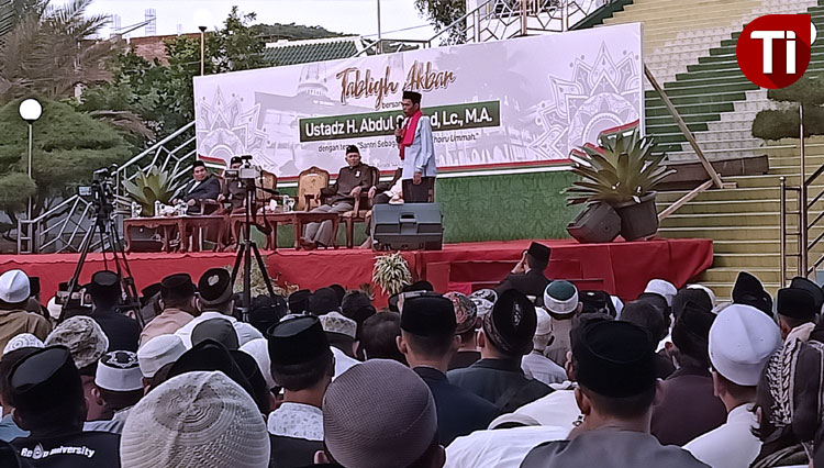 Ustaz Abdul Somad berikan tausyiah di hadapan ribuan jamaah. (foto: Marhaban/TIMES Indonesia)
