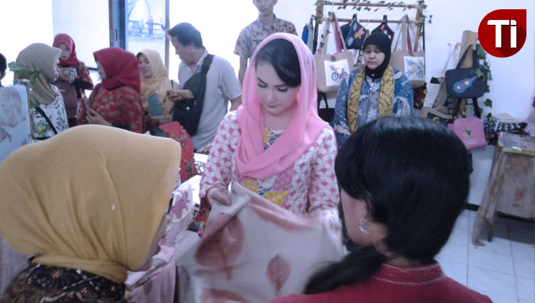 Ketua Dekranasda Jatim Arumi Bachsin meninjau stan kerajinan bersama pengurus Dekranasda Kota Madiun. (Foto: Ito Wahyu U/TIMESIndonesia)
