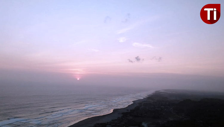 Suasana senja di atas Bukit Paralayang, Parangtritis, Yogyakarta yang menjadi lokasi favorit milenial. (FOTO: Desty Luthfiani/TIMES Indonesia)
