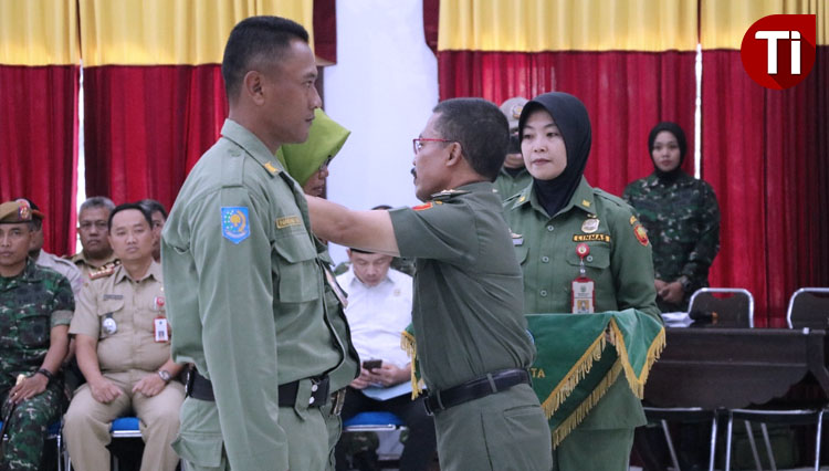 Wakil Wali Kota Batu, Ir Punjul Santoso SH MM mengalungkan tanda peserta kepada perwakilan Satlinmas. (Muhammad Dhani Rahman/TIMES Indonesia) 