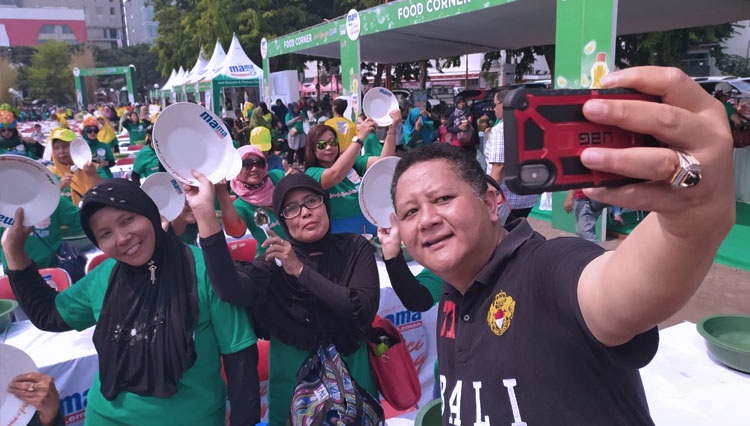 Wawali Whisnu Sakti Buana berselfie bersama ibu-ibu saat senam zumba dalam acara Kampanye Gemar Makan Ikan di Parkir Timur Plasa Surabaya, Minggu (24/11/2019). (FOTO: Istimewa)