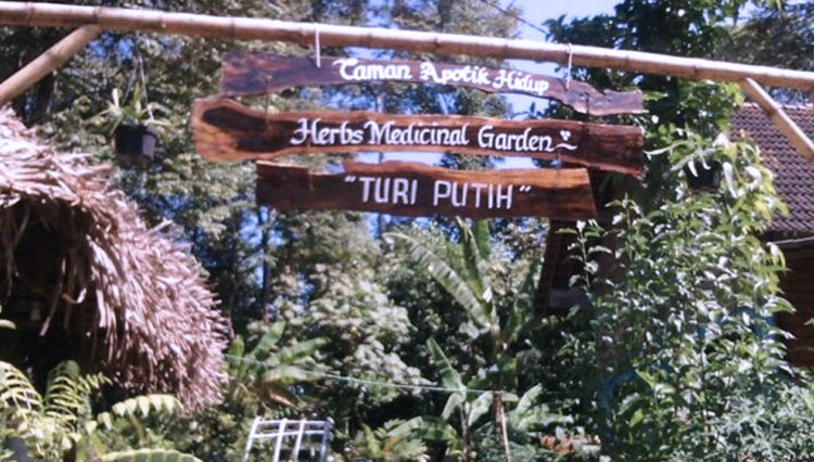 The entrance gate of Kampung Toga Turi Putih in Kebonagung Village, Wonodadi sub-district, Blitar. (PHOTO: Exclusive)