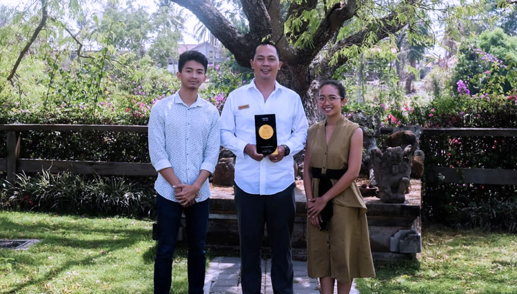 Executive Direktur PT Pesona Aura Bali Anak Agung Gde Mahawisesa, Resort Manager The Sanctoo Villas & Spa I Putu Subali Adi Putra, dam Direktur PT Pesona Aura Bali Anak Agung Diah Haswani. (Foto: The Sanctoo Villas and spa Bali)