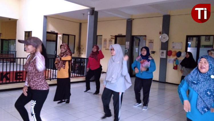 Staf puskesmas Singosari melakukan senam bersama secara rutin setiap hari jumat agar semua sehat selalu.