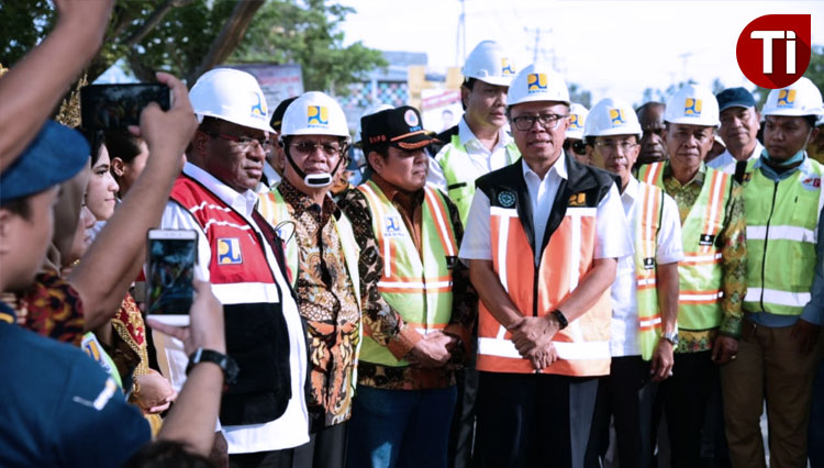 Wakil Menteri PUPR John Wempi Wetipo dan Gubernur Sulawesi Tengah Longki Djanggola di acara penghamparan aspal sebagai wala dimulainya rehabilitasi dan rekonstruksi ruas jalan nasional dan non nasional, Minggu (24/11/2019). (FOTO: Kementerian PUPR)