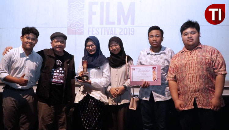 Sineas Muda SMA Khadijah memenangi Dokumenter Pelajar Terbaik dalam Cirebon Film Festival 2019 si Gedung Kesenian Nyi Mas Rarasantang (25/11). (FOTO: AJP TIMES Indonesia)