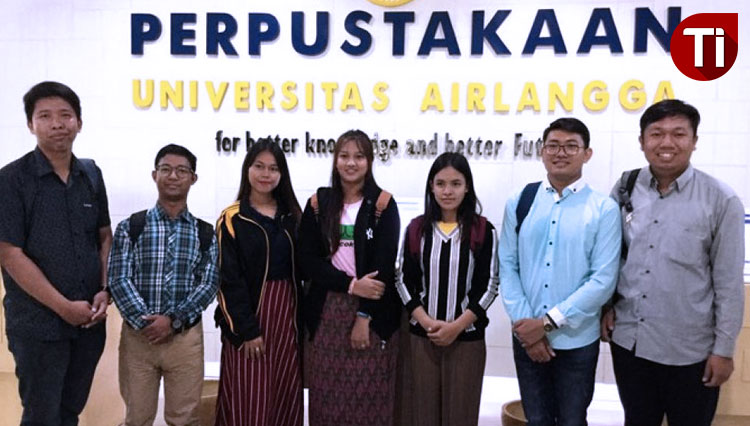 Sebanyak tujuh mahasiswa asing asal Myanmar saat berkunjung ke Perpustakaan UNAIR, Senin (25/11/2019). (FOTO: AJP/TIMES Indonesia)