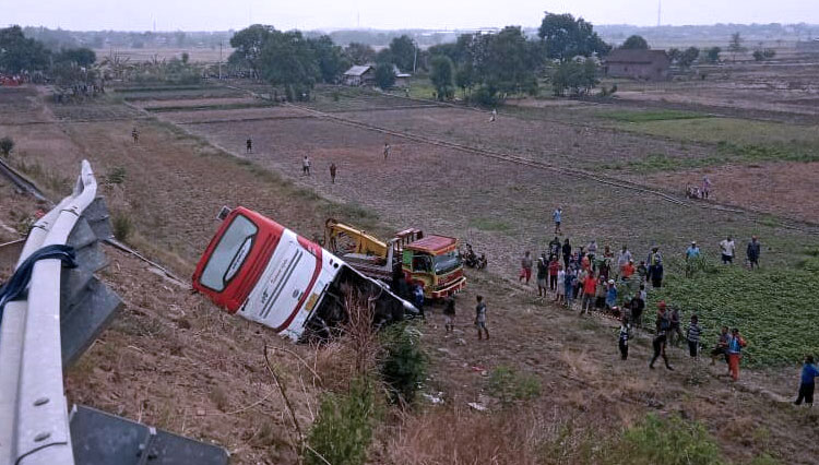 Bus PO Kramat Jati yang mengalami kecelakaan di Tol Sumo (Foto: Istimewa).
