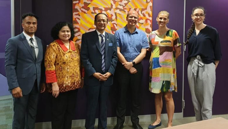 Dari kiri ke kanan: Konsul Hermanus Dimara, Konsul Zani Murnia, Prof Dr Eddy Pratomo, Profesor George Williams AO, Associate Professor Gabriella Appleby dan Associate Professor Melissa Crouch (Foto: KJRI Sydney for TIMES Indonesia)