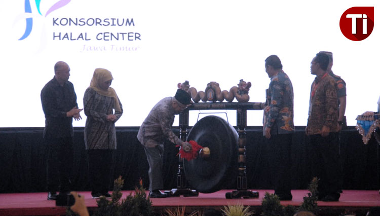 Wapres RI KH Ma'ruf Amin memukul gong tanda pembukaan International Halal and Thayyib Conference 2019 di Universitas Brawijaya (UB) Malang. (Foto: Adhitya Hendra/TIMES Indonesia)