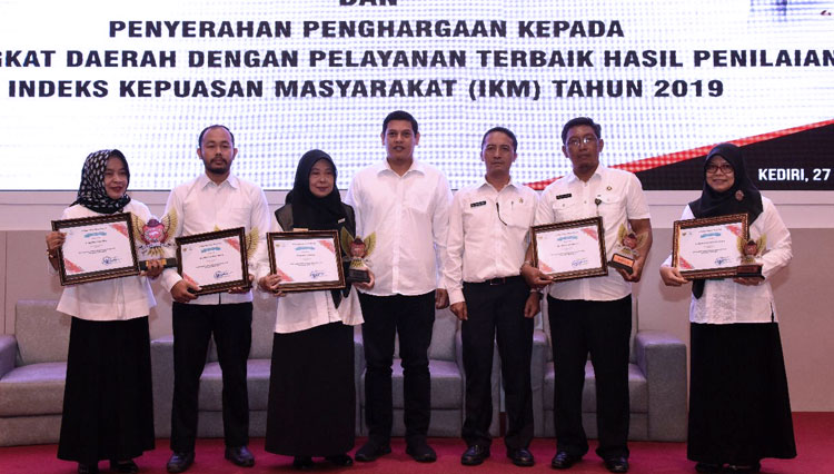 Wali Kota Kediri Abdullah Abu Bakar dan perangkat daerah yang menerima penghargaan pelayan terbaik dari penelitian IKM. (FOTO: Istimewa)
